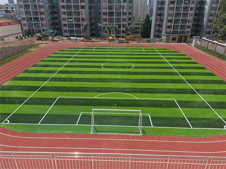 昆明某单位人造草坪足球场，透气型跑道
